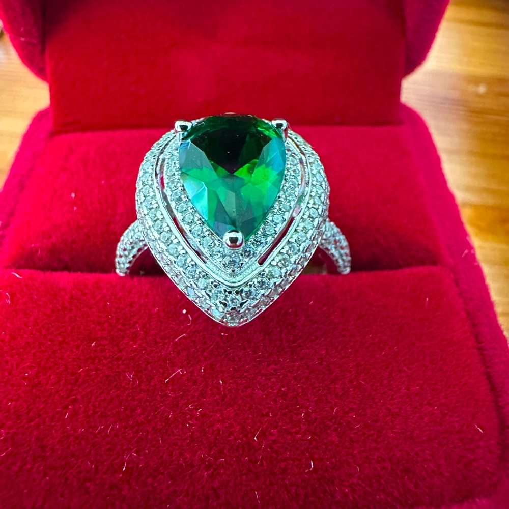 925 Sterling Silver Emerald Green Halo Ring – Oval Cut Surrounded by Clear CZ